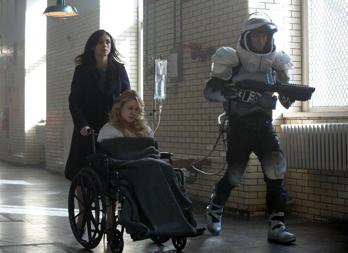 Nathan Darrow در صحنه سریال تلویزیونی گاتهام به همراه مورینا بکرین و Kristen Hager