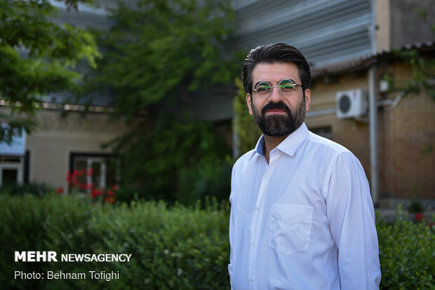 تصویری از رسالت بوذری، مجری سینما و تلویزیون در حال بازیگری سر صحنه یکی از آثارش