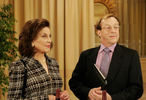 Edward Hibbert در صحنه سریال تلویزیونی Gilmore Girls به همراه Kelly Bishop