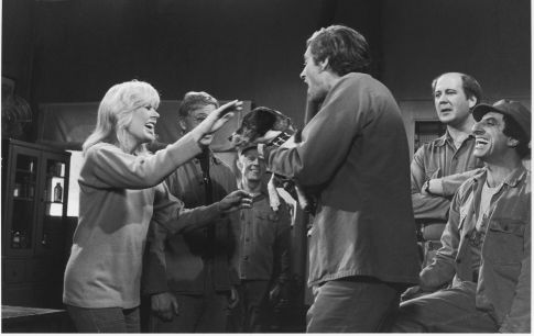 Loretta Swit در صحنه سریال تلویزیونی M*A*S*H به همراه David Ogden Stiers، Jamie Farr، William Christopher، آلن آلدا و Harry Morgan