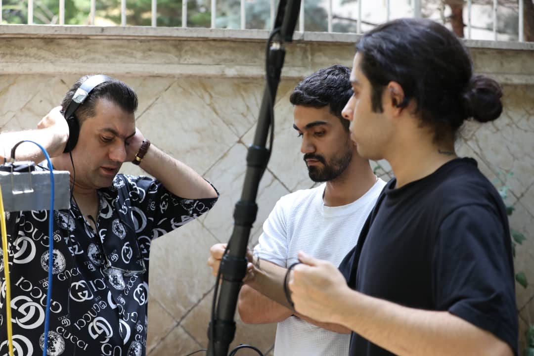 تصویری از امیر کرم یزدی، کارگردان و نویسنده سینما و تلویزیون در پشت صحنه یکی از آثارش
