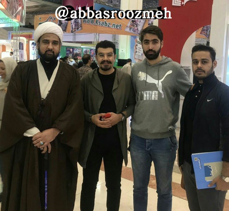تصویری از عباس روزمه، تهیه کننده سینما و تلویزیون در حال بازیگری سر صحنه یکی از آثارش