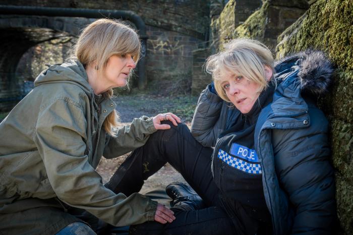 Siobhan Finneran در صحنه سریال تلویزیونی وادی خوشحالی به همراه Sarah Lancashire