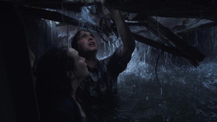 آلیسیا دبنم کری در صحنه فیلم سینمایی به سوی طوفان به همراه Max Deacon