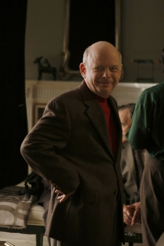 Wallace Shawn در صحنه سریال تلویزیونی دختر شایعه ساز