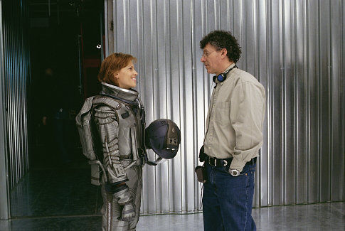 Jon Amiel در صحنه فیلم سینمایی هسته به همراه هیلاری سوانک