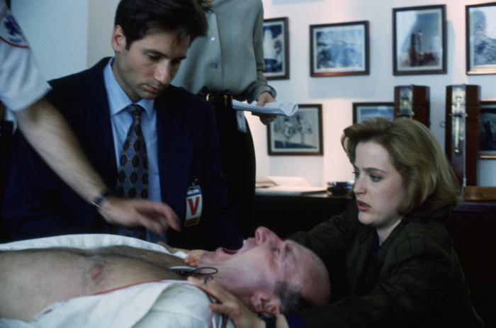 Ed Lauter در صحنه سریال تلویزیونی پرونده های ایکس به همراه جیلین اندرسون و دیوید دوکاونی