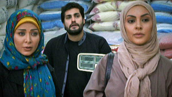 فقیه سلطانی در صحنه سریال تلویزیونی مثل شیشه به همراه زیبا بروفه و امیرمحمد زند
