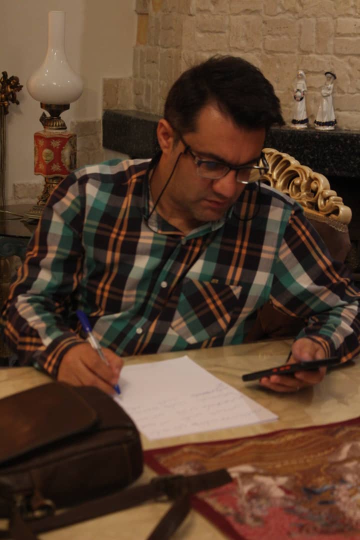 تصویری از امیر کرم یزدی، کارگردان و نویسنده سینما و تلویزیون در پشت صحنه یکی از آثارش