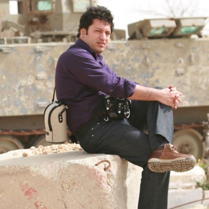 تصویری از حسین مرشد، تدوینگر و بازیگر سینما و تلویزیون در حال بازیگری سر صحنه یکی از آثارش