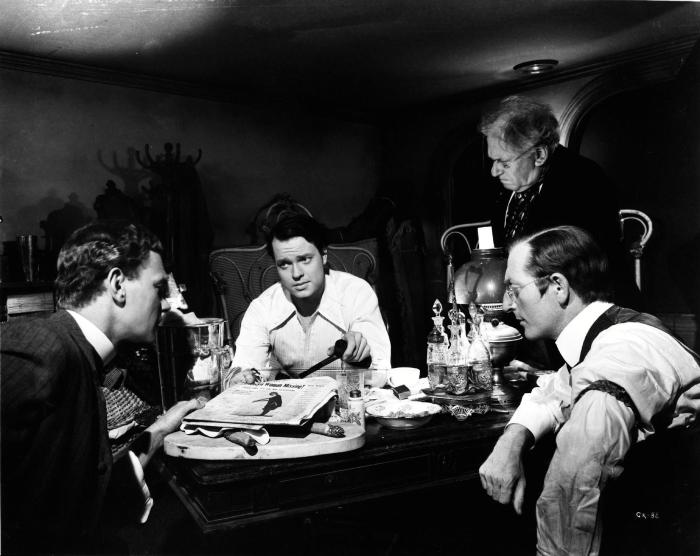 Everett Sloane در صحنه فیلم سینمایی همشهری کین به همراه اورسن ولز و جوزف کاتن