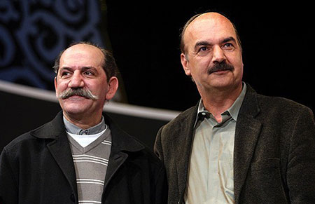 تصویری از حمید جبلی، بازیگر و نویسنده سینما و تلویزیون در حال بازیگری سر صحنه یکی از آثارش