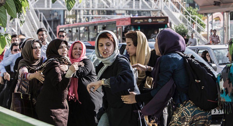 بهنوش بختیاری در صحنه فیلم سینمایی من به همراه لیلا حاتمی