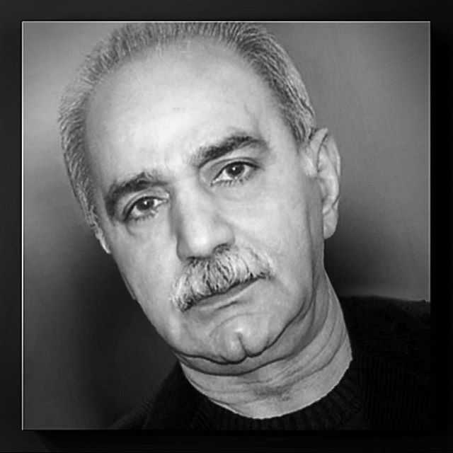 تصویری از پرویز پرستویی، بازیگر و تهیه کننده سینما و تلویزیون در حال بازیگری سر صحنه یکی از آثارش