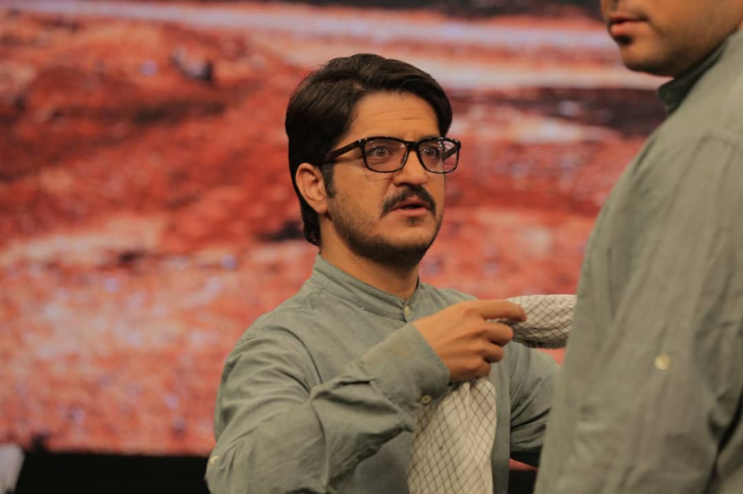 تصویری از علیرضا دیلمی، بازیگر سینما و تلویزیون در حال بازیگری سر صحنه یکی از آثارش