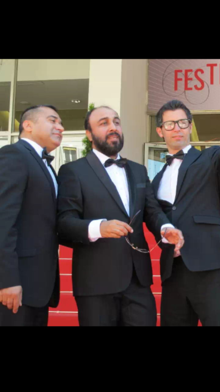 تصویری از جمال هاشمی، بازیگر سینما و تلویزیون در حال بازیگری سر صحنه یکی از آثارش