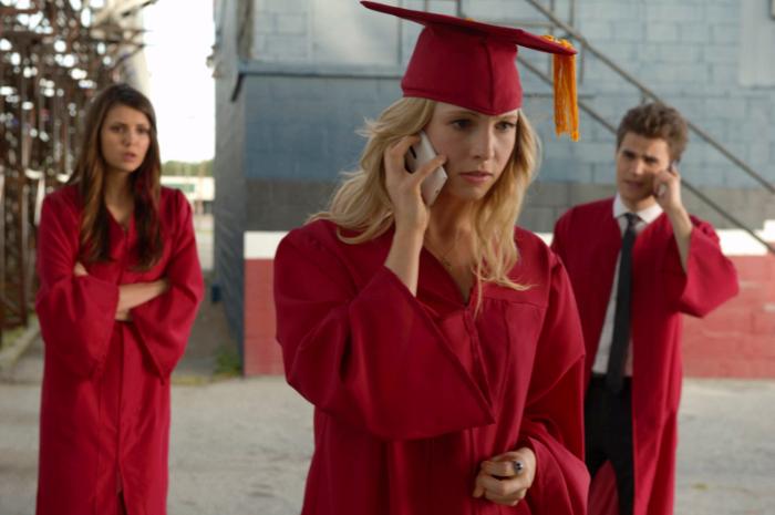 Candice King در صحنه سریال تلویزیونی خاطرات خون آشام به همراه Nina Dobrev و Paul Wesley