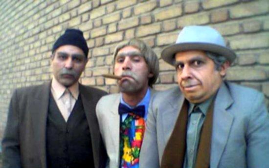 هادی کاظمی در صحنه سریال تلویزیونی پاورچین به همراه سید جواد رضویان و مهران مدیری