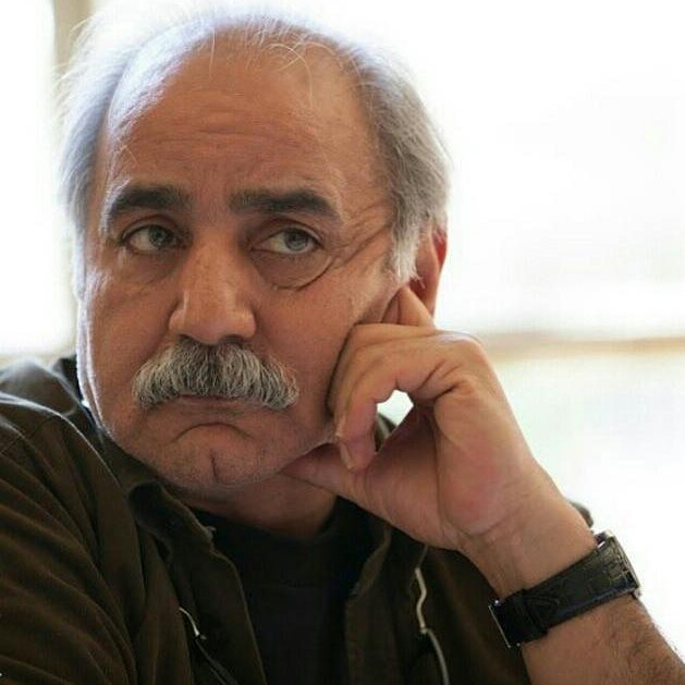 تصویری از پرویز پرستویی، بازیگر و تهیه کننده سینما و تلویزیون در حال بازیگری سر صحنه یکی از آثارش