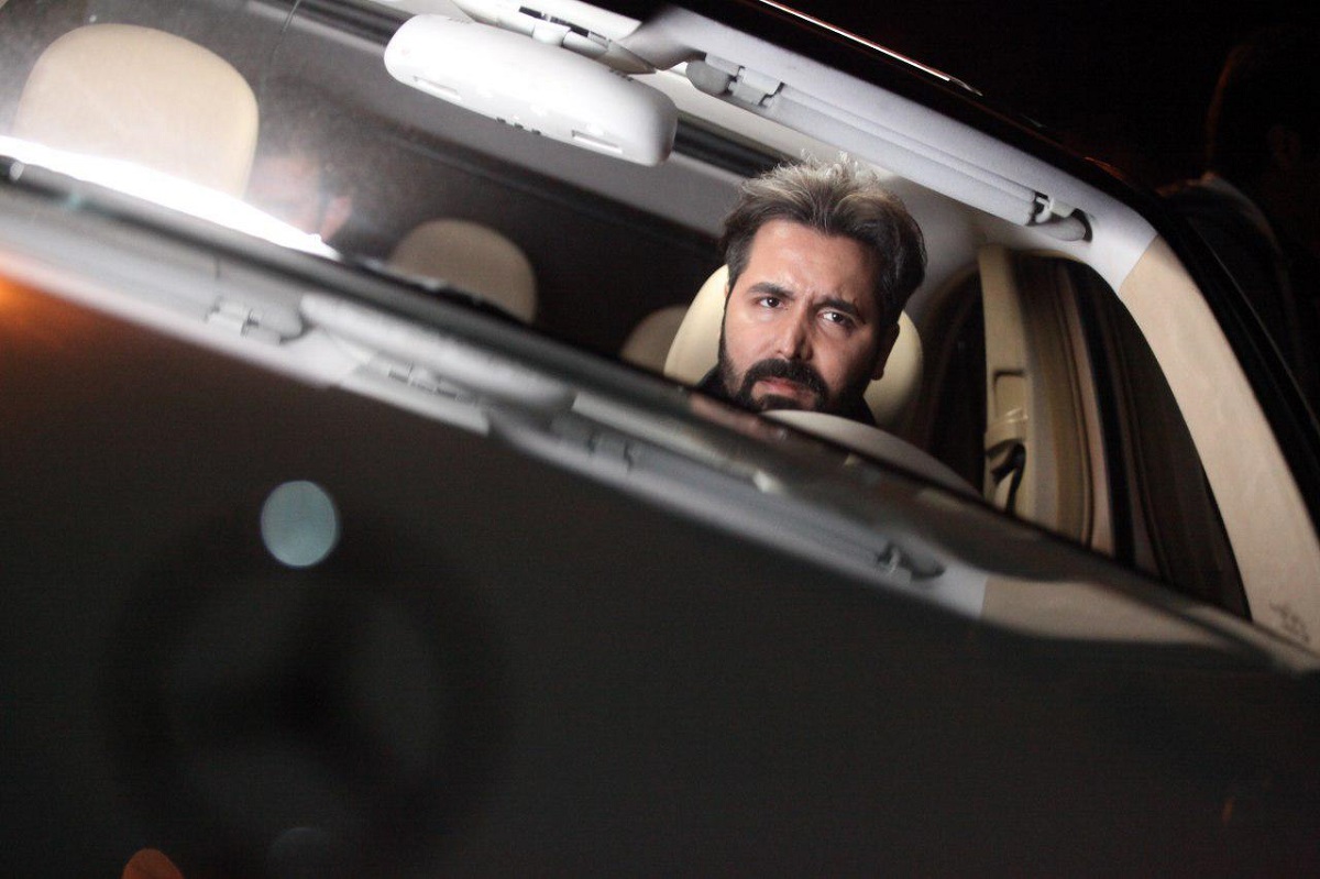 تصویری از بهروز محمدی، بازیگر و انتخاب بازیگر سینما و تلویزیون در حال بازیگری سر صحنه یکی از آثارش