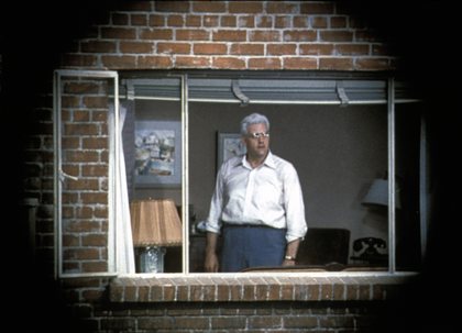 Raymond Burr در صحنه فیلم سینمایی پنجره پشتی