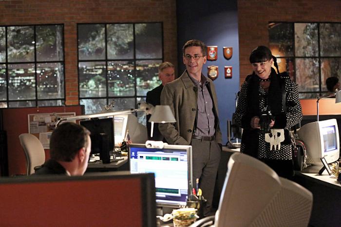 Pauley Perrette در صحنه سریال تلویزیونی ان سی آی اس: سرویس تحقیقات جنایی نیروی دریایی به همراه Sean Murray، مارک هارمون و Brian Dietzen