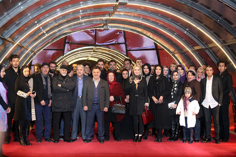 محمد‌حسین فرح‌بخش در فرش قرمز فیلم سینمایی آب‌نبات چوبی به همراه عبدالله علیخانی، نگار عابدی، سحر قریشی و صفا آقاجانی