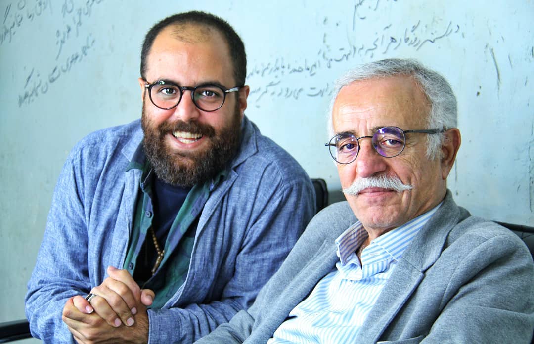 تصویری از علی شفیعی ثابت، چهره‌پرداز و بازیگر سینما و تلویزیون در پشت صحنه یکی از آثارش به همراه عبدالله اسکندری