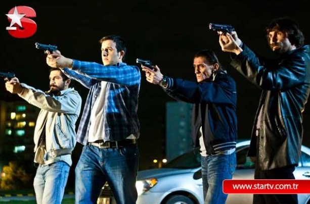 Fatih Artman در صحنه فیلم سینمایی بهزات سی: داستان یک کمیسر آنکارا به همراه Inanç Konukçu، Erdal Besikçioglu و Berkan Sal