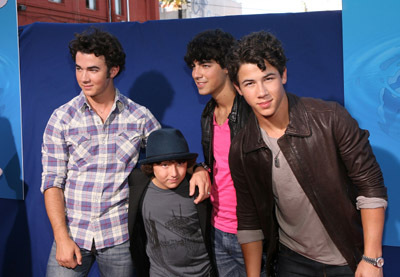 Nick Jonas در صحنه فیلم سینمایی Ponyo به همراه Frankie Jonas