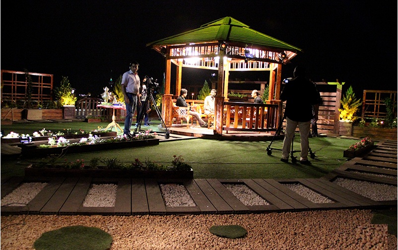 پشت صحنه برنامه تلویزیونی ماه نشان به کارگردانی 