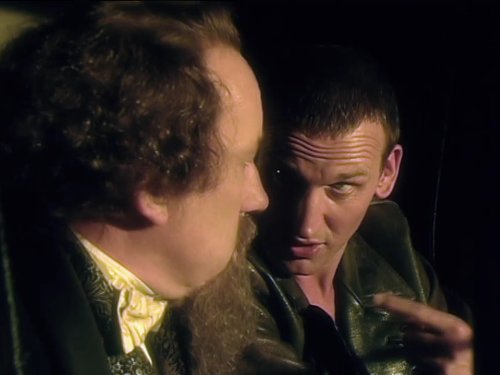 سیمون کالو در صحنه سریال تلویزیونی Doctor Who به همراه Christopher Eccleston