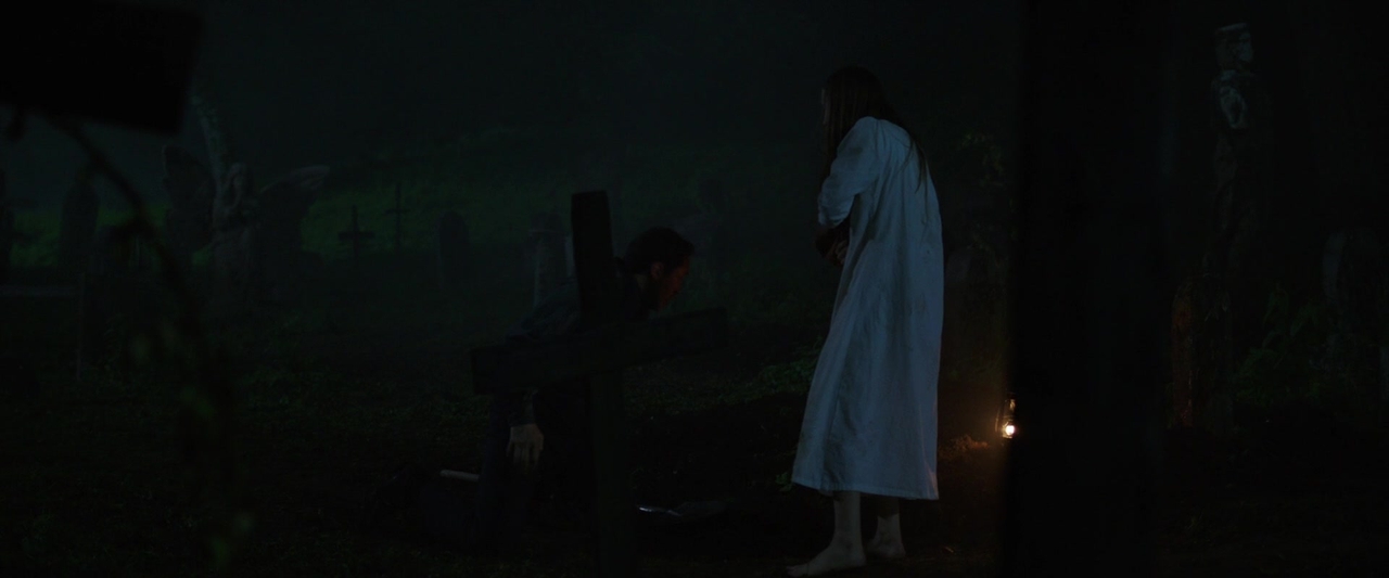 دمیان بیچیر در صحنه فیلم سینمایی The Nun به همراه Taissa Farmiga