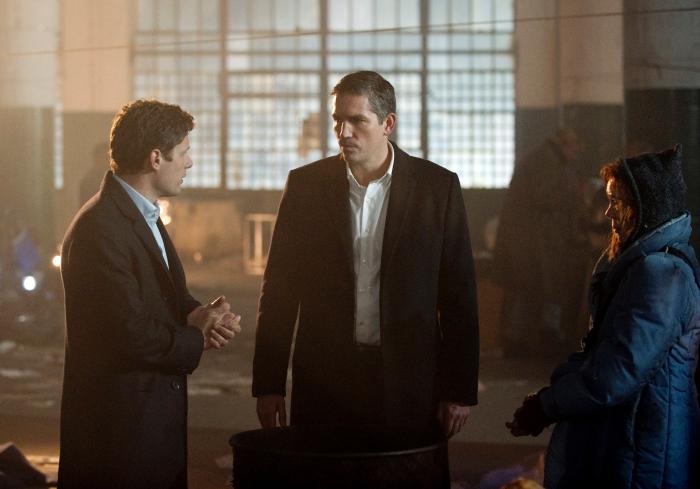 Matt Lauria در صحنه سریال تلویزیونی مظنون به همراه Jim Caviezel