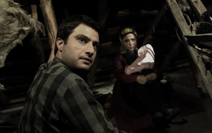 شهرام حقیقت‌دوست در صحنه سریال تلویزیونی خداحافظ بچه به همراه مهراوه شریفی‌نیا
