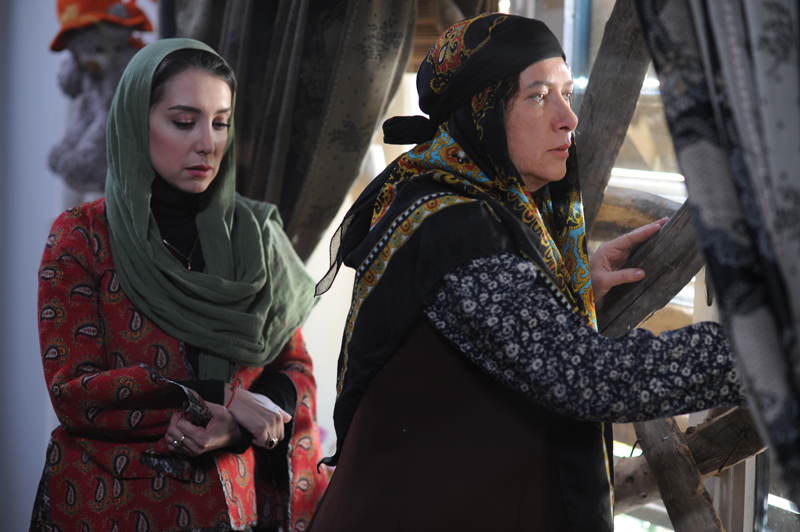 سحر جعفری‌جوزانی در صحنه فیلم سینمایی ایران برگر به همراه فریبا متخصص