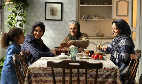 هانیه توسلی در صحنه فیلم سینمایی مادری به همراه نازنین بیاتی و مریم بوبانی