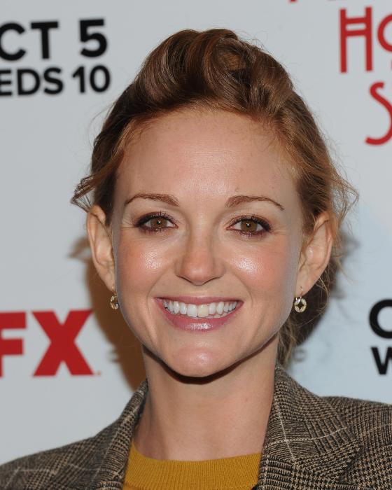 Jayma Mays در صحنه سریال تلویزیونی داستان ترسناک آمریکایی