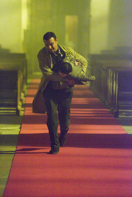 سیموس دیوی-فیتزپاتریک در صحنه فیلم سینمایی طالع نحس به همراه لیو شرایبر