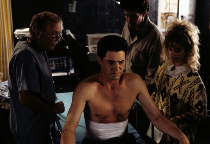 Michael Ontkean در صحنه سریال تلویزیونی توئین پیکس به همراه Kimmy Robertson، Warren Frost و کایل مک لاکلن