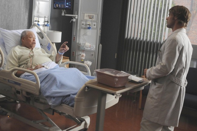 جیمز ارل جونز در صحنه سریال تلویزیونی دکتر هاوس به همراه Jesse Spencer