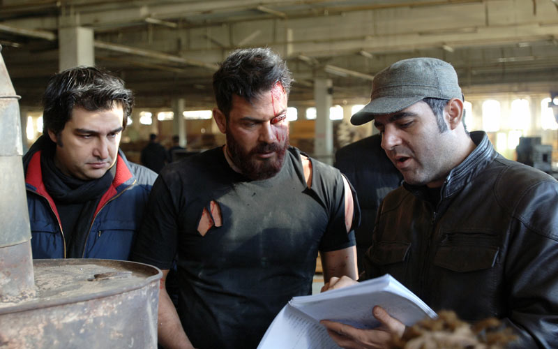 مصطفی کیایی در پشت صحنه فیلم سینمایی بارکد به همراه پژمان بازغی