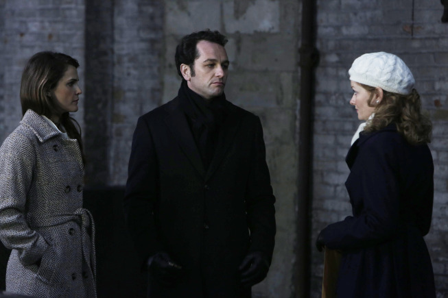 Wrenn Schmidt در صحنه سریال تلویزیونی آمریکایی  ها به همراه Matthew Rhys و کری راسل