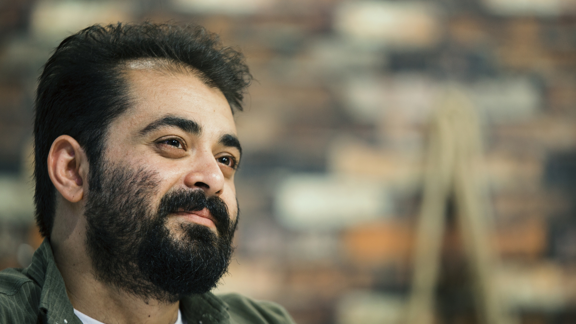 تصویری از حسین لطفی نیک، تهیه کننده و کارگردان سینما و تلویزیون در حال بازیگری سر صحنه یکی از آثارش