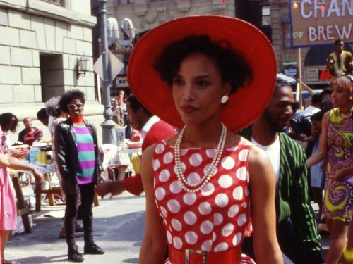 Robin Givens در صحنه سریال تلویزیونی The Women of Brewster Place به همراه Lynn Whitfield