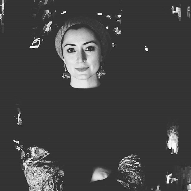 تصویری از مریم پالیزبان، بازیگر سینما و تلویزیون در حال بازیگری سر صحنه یکی از آثارش