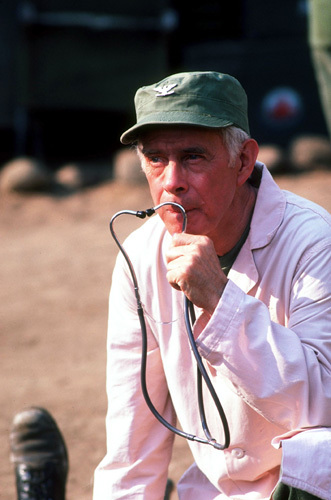 Harry Morgan در صحنه سریال تلویزیونی M*A*S*H