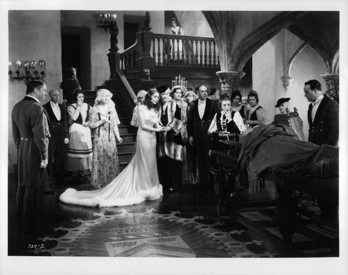 Una O'Connor در صحنه فیلم سینمایی The Bride of Frankenstein به همراه Valerie Hobson