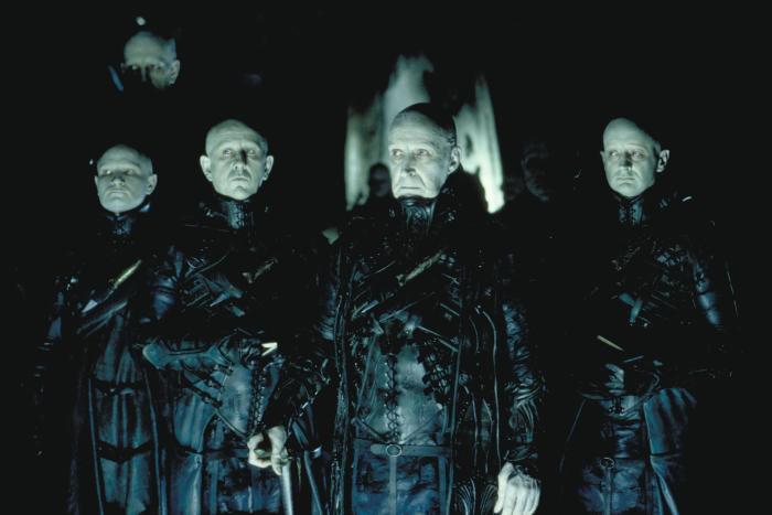 Ian Richardson در صحنه فیلم سینمایی شهر تاریک