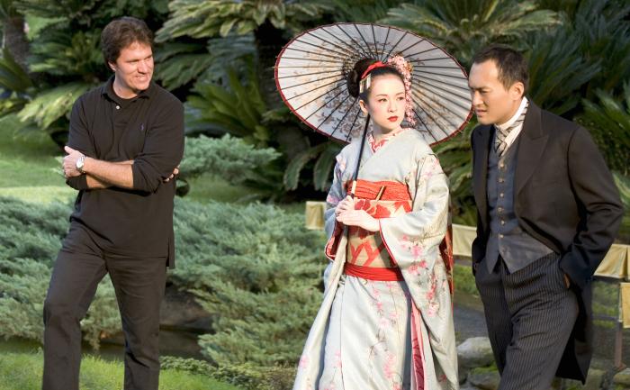 Ziyi Zhang در صحنه فیلم سینمایی خاطرات یک گِیشا به همراه کن واتانابه و Rob Marshall